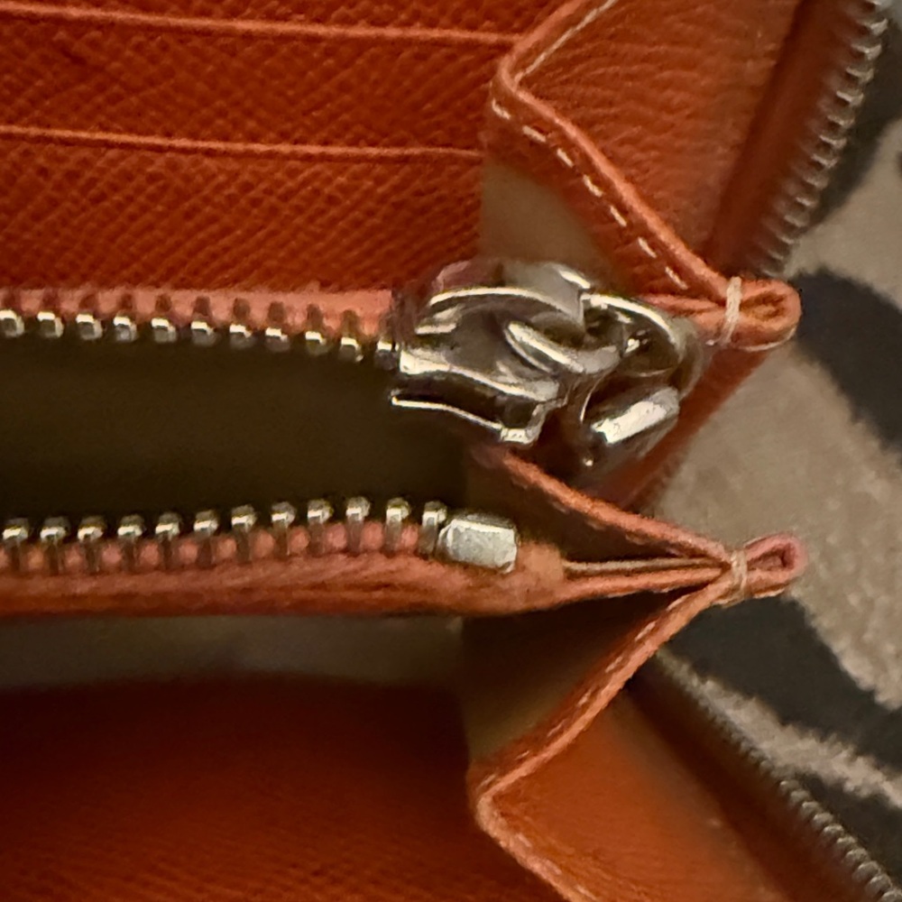 Tod's Vibrant Orange Women's Wallet interior zipper off track - Picture 5 of 5